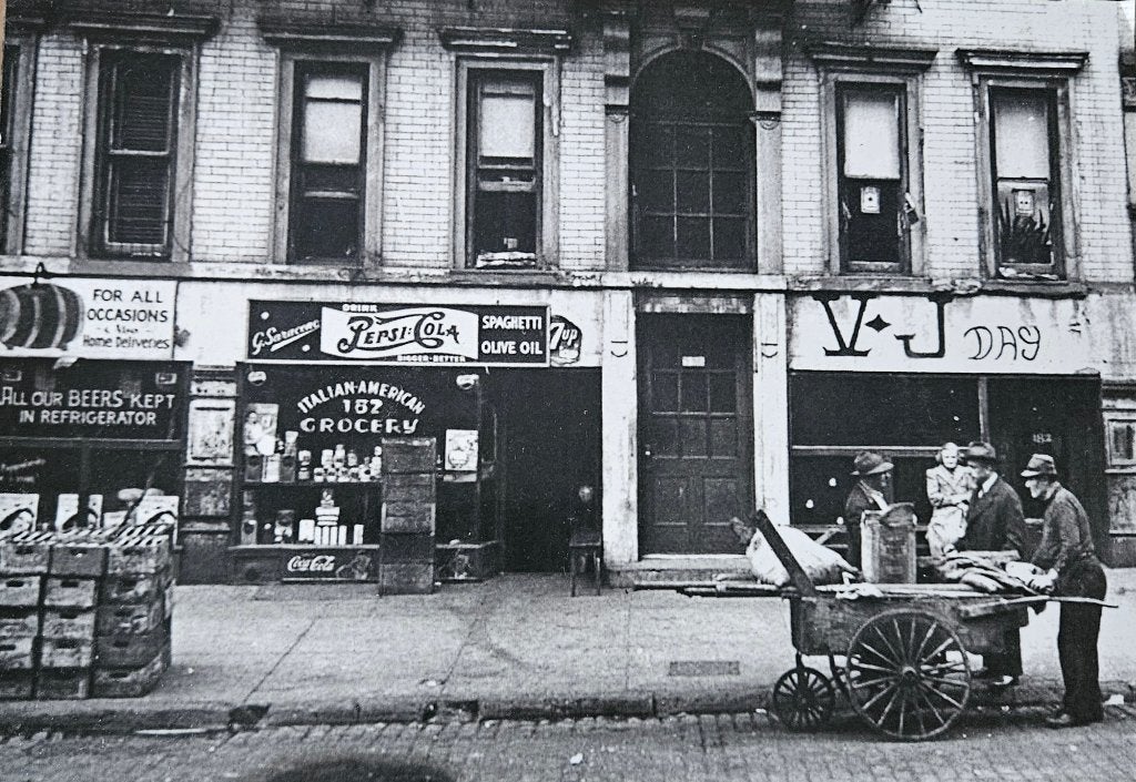Historische foto: Italiaans-Amerikaanse kruidenierszaak, Gebruikt, Foto, Ophalen of Verzenden, 1940 tot 1960