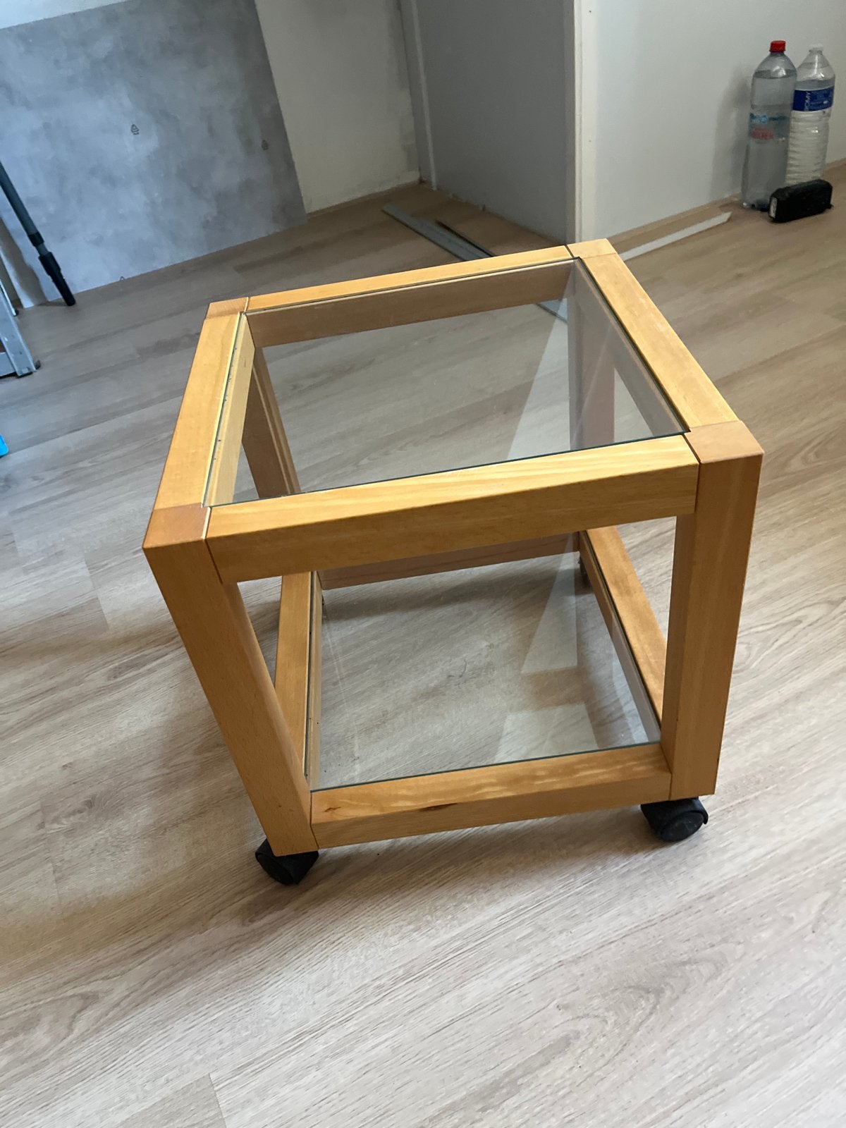Houten bijzettafel met glas en wieltjes, Huis en Inrichting, Tafels | Bijzettafels, Ophalen, Minder dan 45 cm, Minder dan 55 cm