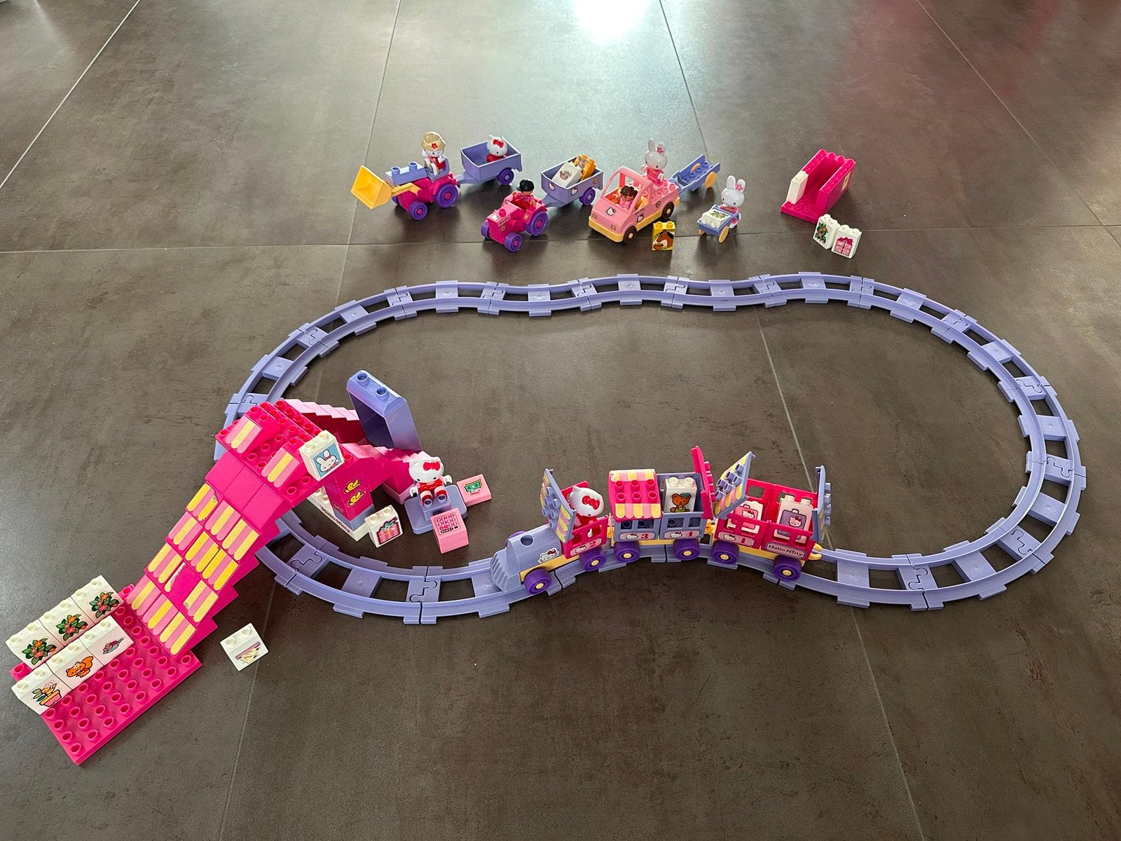 Hello Kitty Duplo trein en losse auto’s, Ophalen of Verzenden, Zo goed als nieuw