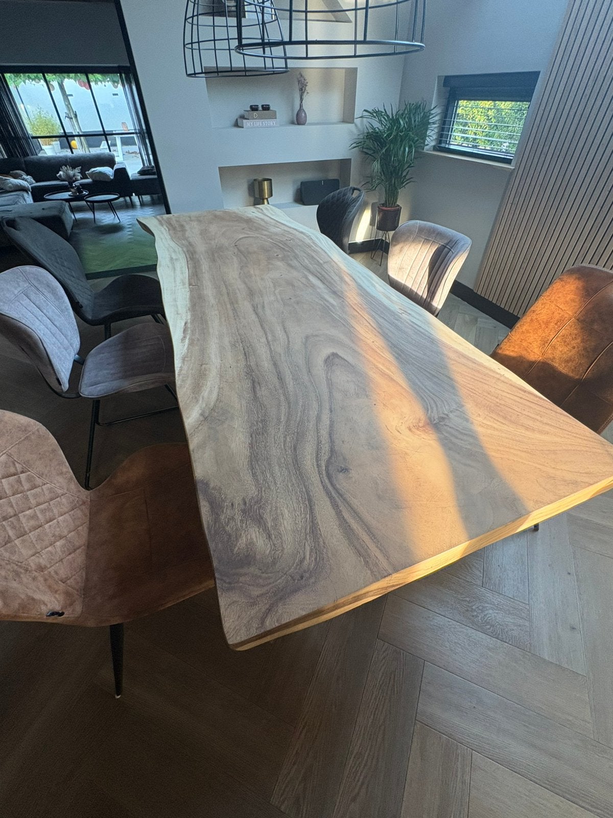 Eetkamerset – Suar boomstamtafel, 6 stoelen & 2 hanglampen, Ophalen