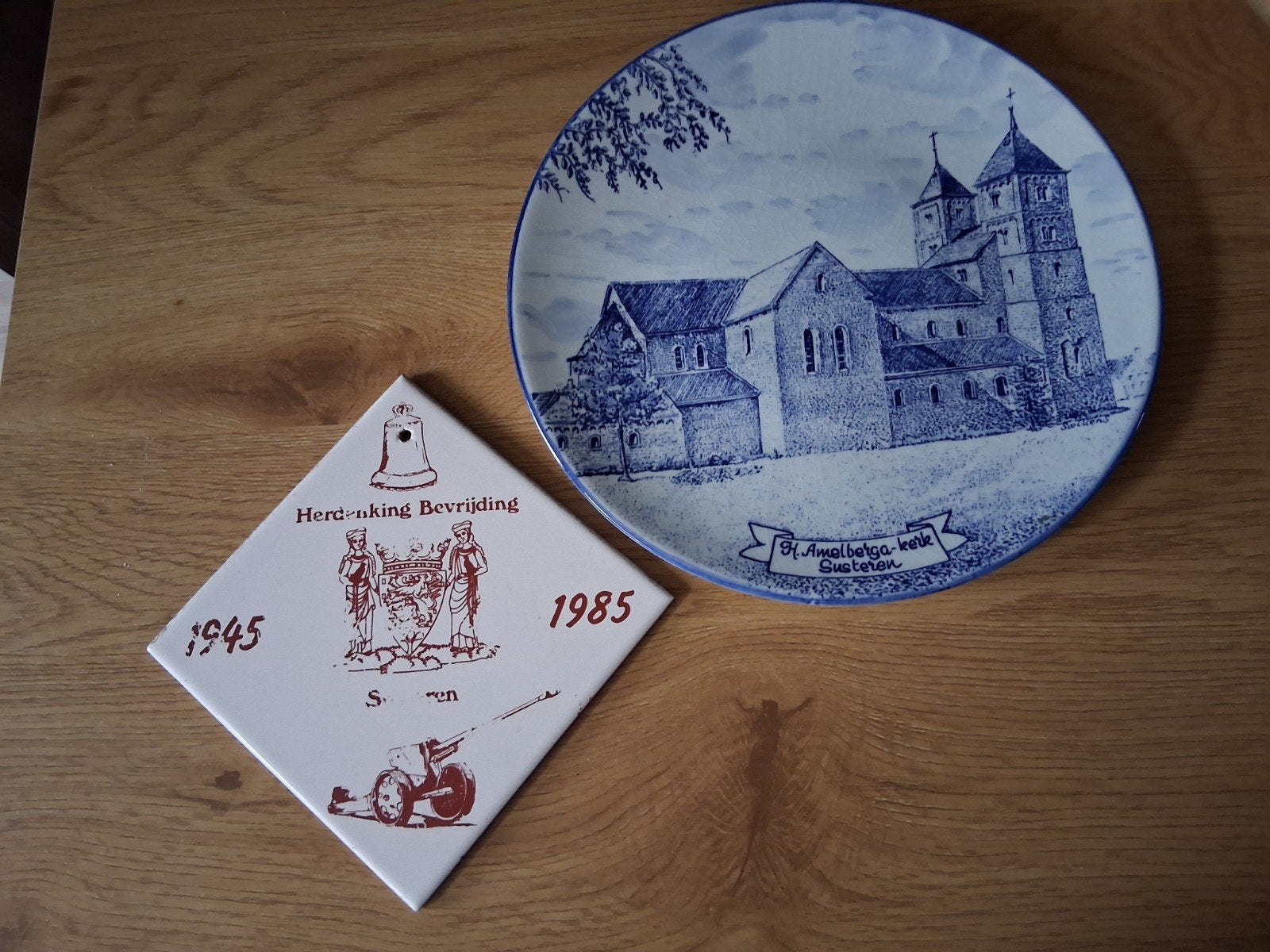 Delft blue bord Amelberga kerk Susteren en tegeltje, Antiek en Kunst, Ophalen