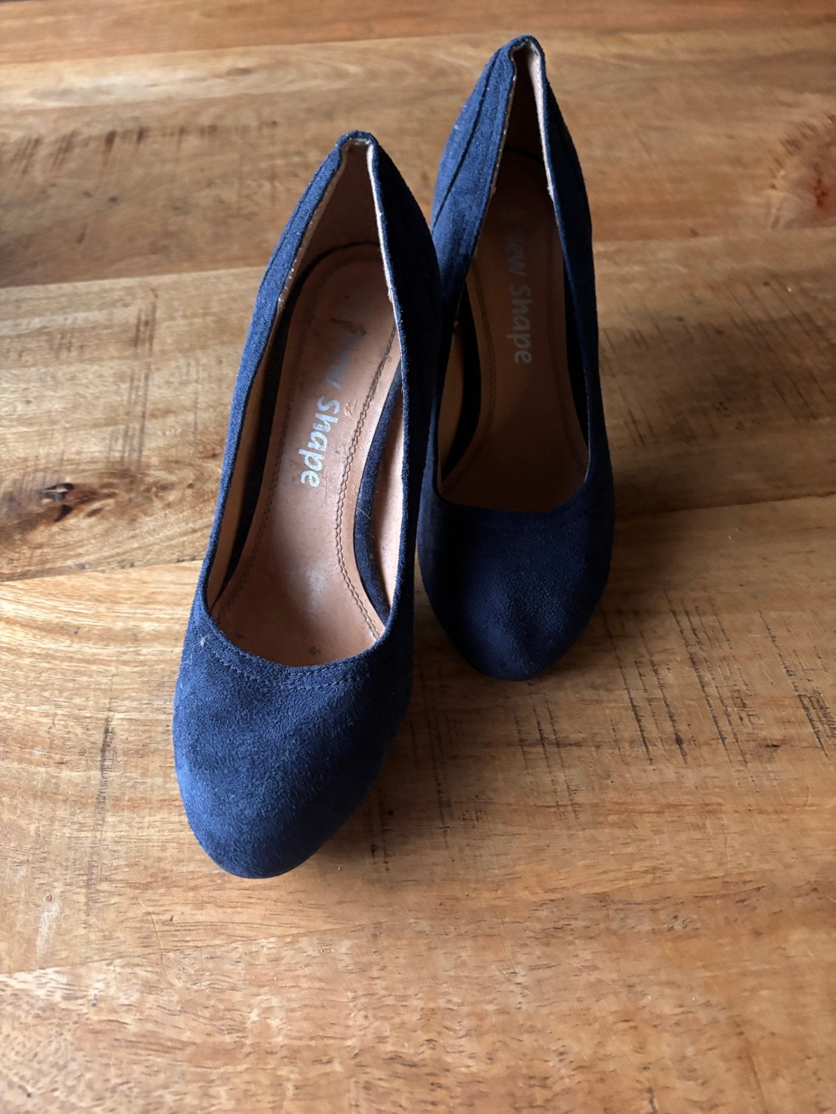 Donkerblauwe suède pumps van New Shape 38, Ophalen of Verzenden, Gedragen, Blauw, Pumps