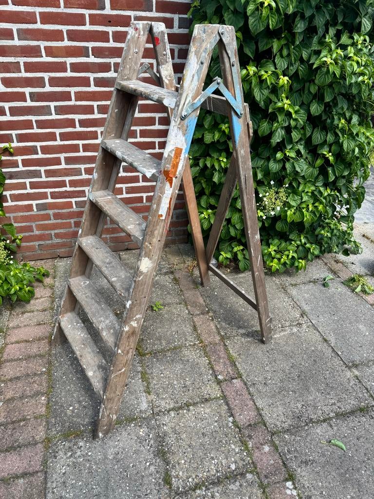 Gebruikte houten schilderstap - Stevige trap voor klussen, Doe-het-zelf en Verbouw, Ladders en Trappen, Ophalen, Trap, Zo goed als nieuw