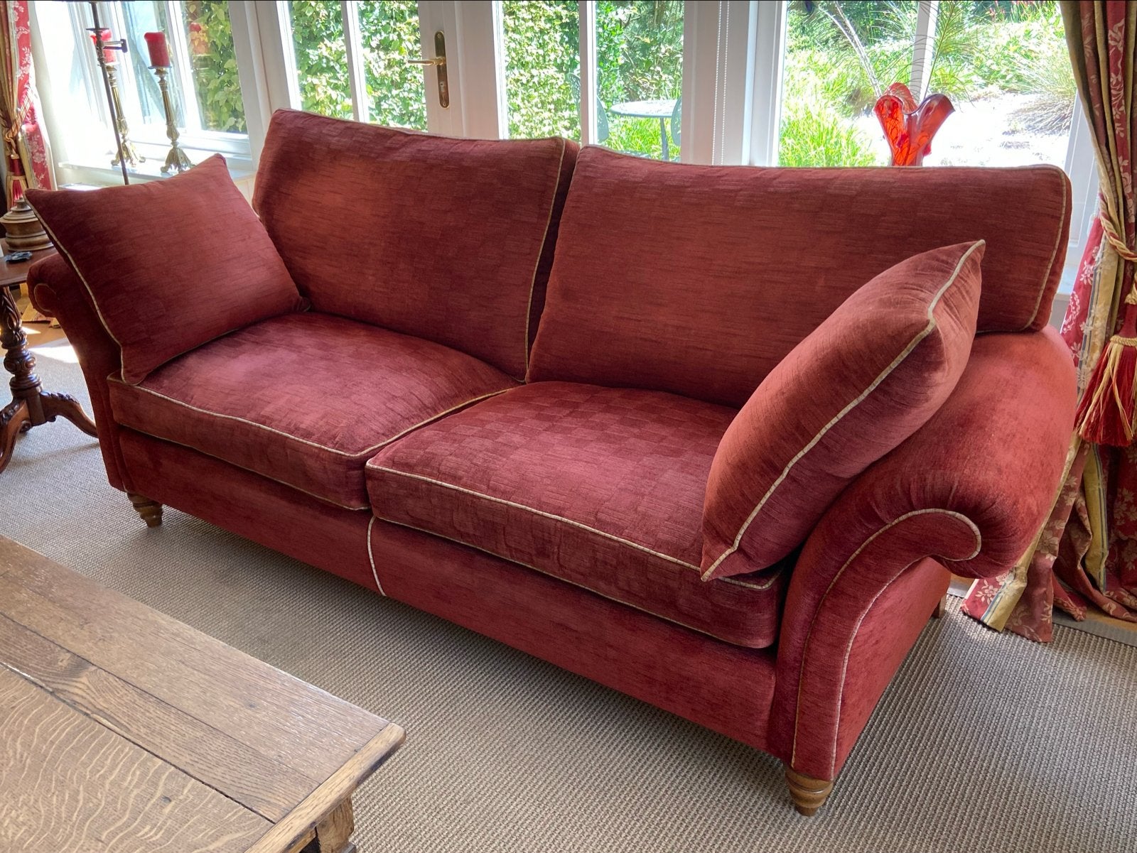 Royale 3-zitsbank Duresta in warme rode stof, Huis en Inrichting, Ophalen, Gebruikt, Driepersoons, 75 tot 100 cm