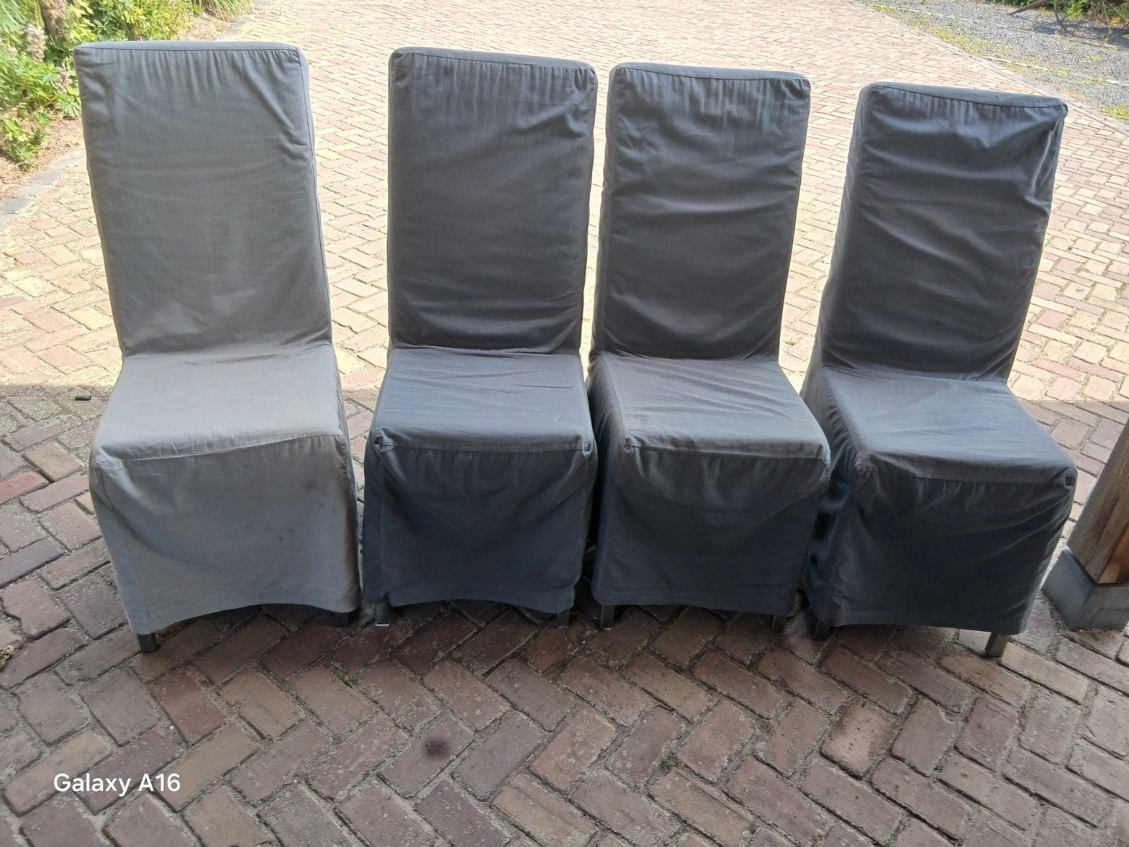 Set van 4 grijze eetkamerstoelen met hoezen, Gebruikt, Ophalen of Verzenden, Stof, Vier
