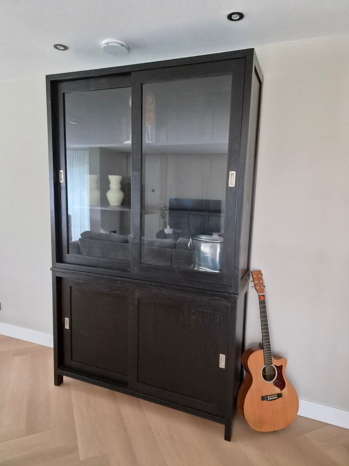Buffetkast massief teak zwart 140x45x230cm, Huis en Inrichting, Kasten | Buffetkasten, Ophalen, 100 tot 150 cm, Glas, 25 tot 50 cm