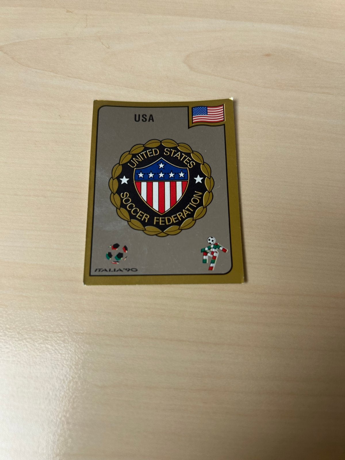 Panini Italia '90 USA Voetbal Embleem Sticker, Ophalen of Verzenden, Zo goed als nieuw, Sticker