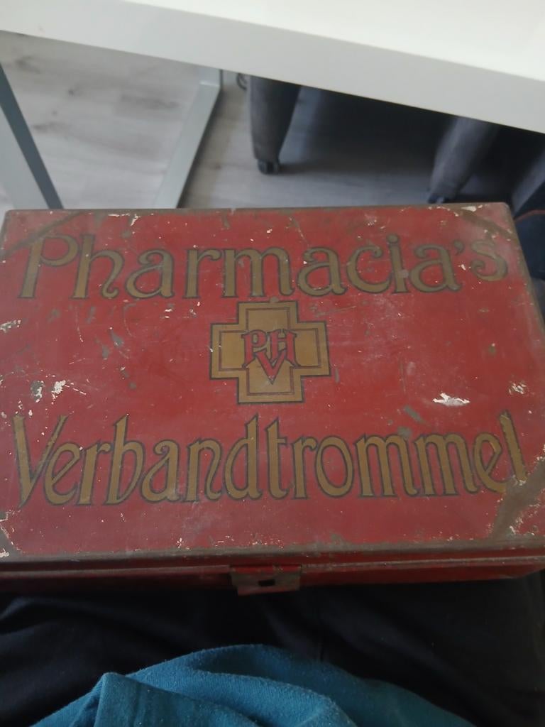 De trommel is gemerkt met "Pharmacia's Verbandtrommel" en "K, Verzamelen, Ophalen, Gebruikt, Overige