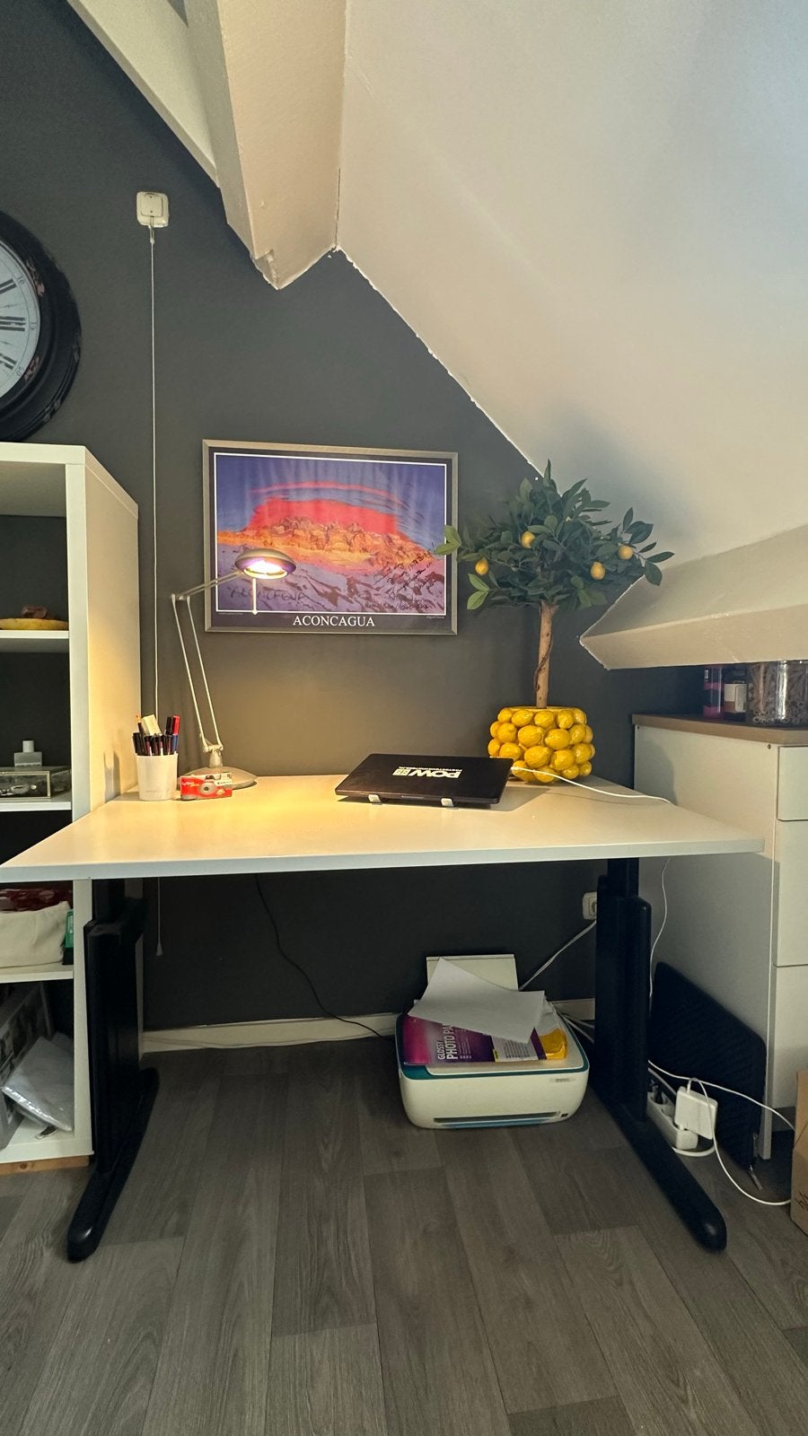 Wit verstelbaar bureau, 120 cm, Metaal, In hoogte verstelbaar, Zo goed als nieuw