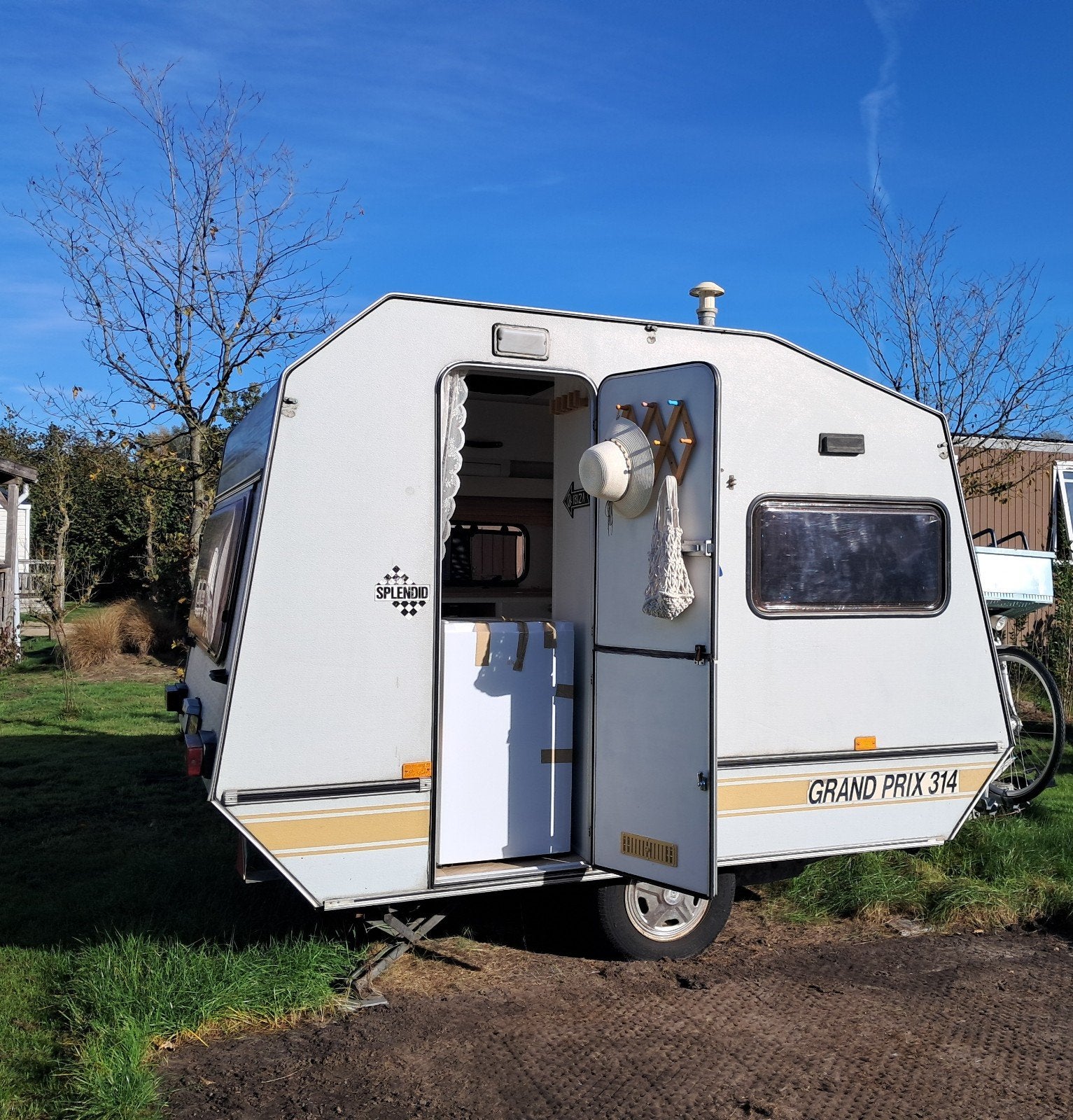 Gerenoveerde caravan klassieke Chateau grand prix 314, Caravans en Kamperen, Chateau, Treinzit, Particulier, 2 aparte bedden