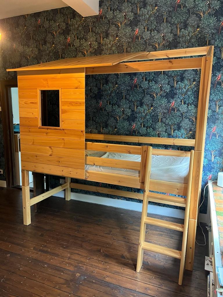 Bed/halfhoogslaper huisje Infanskids, Kinderen en Baby's, Kinderkamer | Bedden, Ophalen, 85 tot 100 cm, Gebruikt, Hoogslaper of Stapelbed