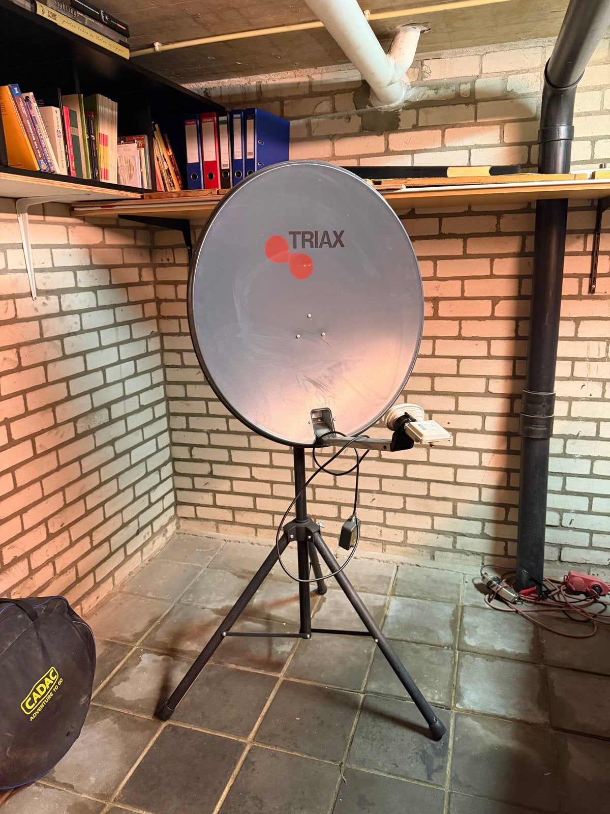Triax schotelantenne met statief en satellietzoeker, Ophalen, Gebruikt, (Schotel)antenne, Overige merken