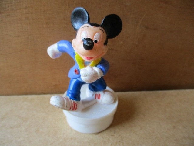 adv9743 mickey op dekseltje 3, Verzamelen, Ophalen, Mickey Mouse, Gebruikt, Beeldje of Figuurtje
