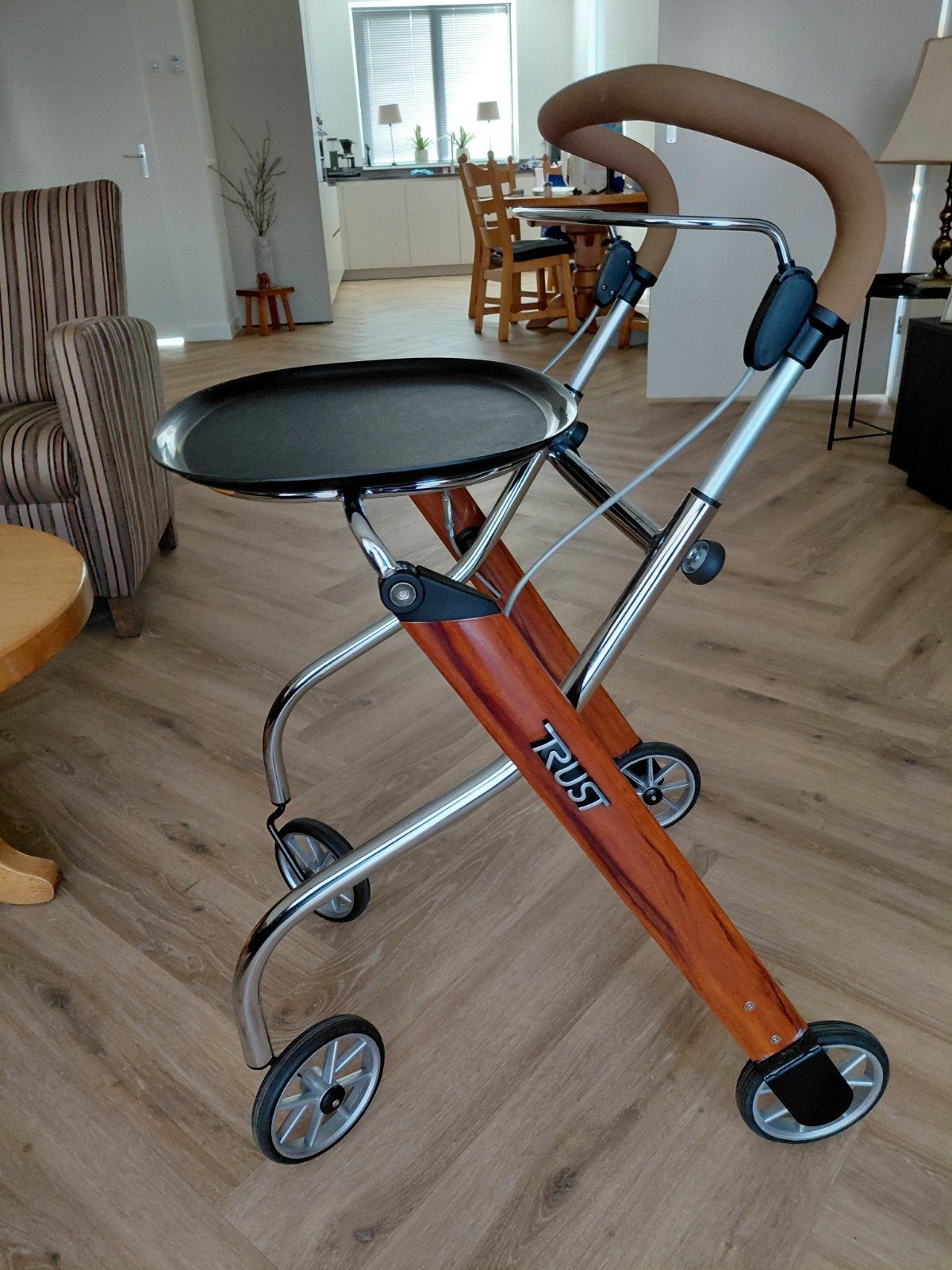 rollator van Trust let s go indoor, Ophalen, Lichtgewicht, Zo goed als nieuw