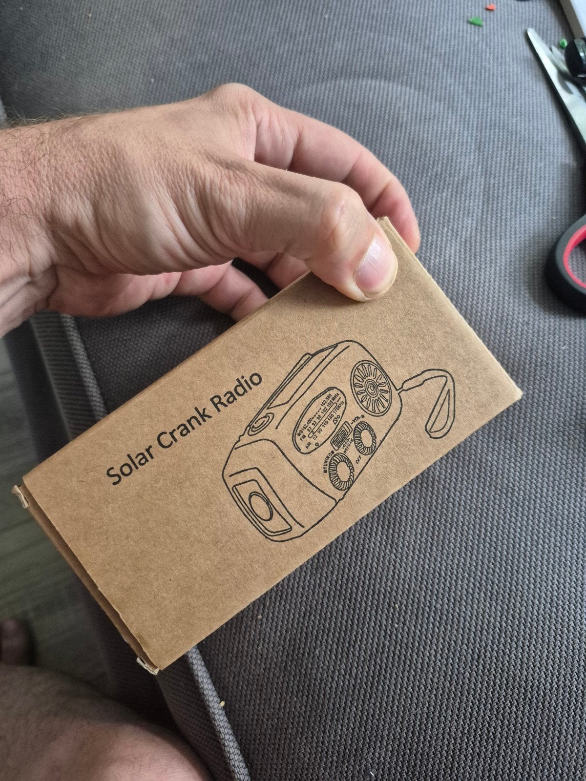 Nieuwe Solar Crank Radio met zaklamp en powerbank functie, Ophalen of Verzenden, Nieuw, Wereldontvanger