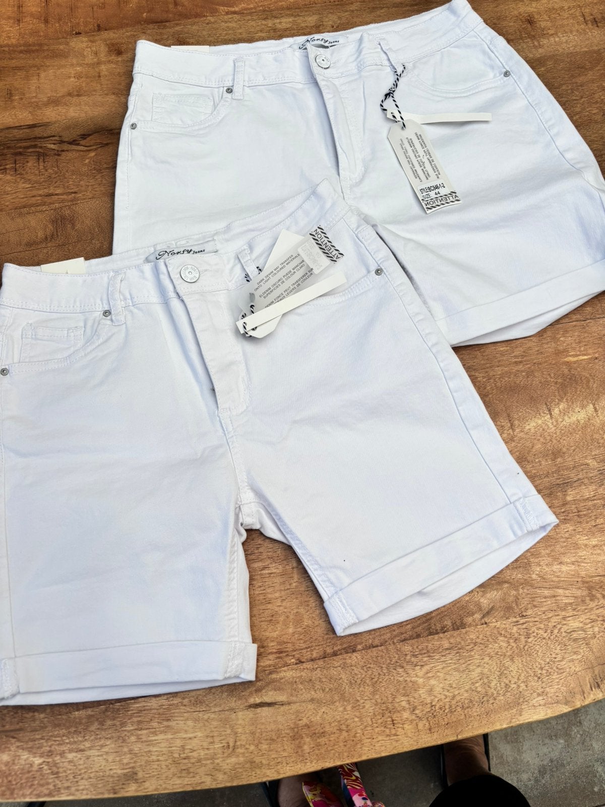 Nieuw Wit Strech Katoenen short maat 36- 40 of 44, Ophalen of Verzenden, Nieuw, Wit, Overige jeansmaten