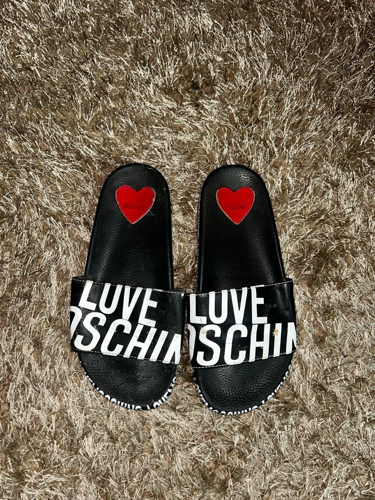 Love Moschino Slippers met Hartje mt 37, Ophalen of Verzenden, Gedragen, Zwart, Slippers