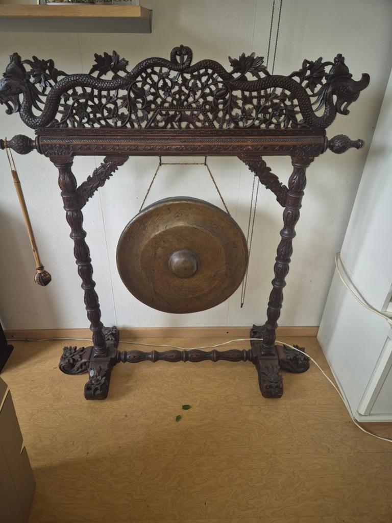 Antieke Indonesische Gamelan Gong met prachtig houtsnijwerk, Ophalen