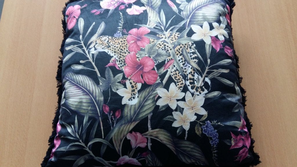 prachtige nieuwe sierkussens met bloemen en een panter, Huis en Inrichting, Woonaccessoires | Kussens, Ophalen, Nieuw, Vierkant