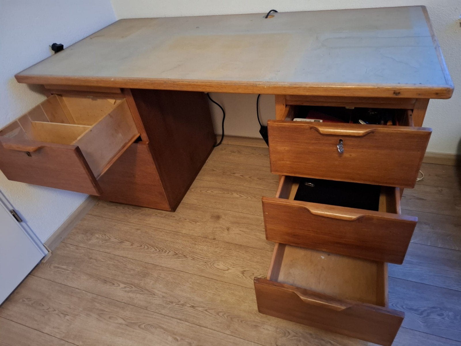 Vintage houten bureau met lades en opbergruimte, Huis en Inrichting, Bureaus, Ophalen, Gebruikt, Hout, Overige merken