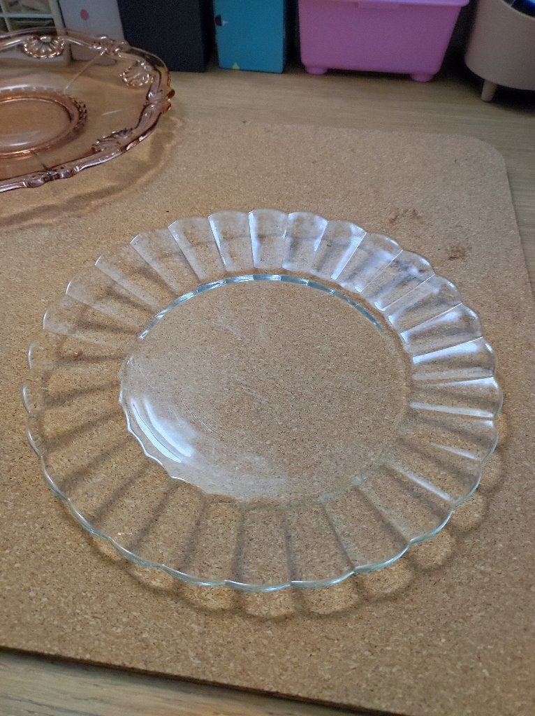 Glazen bord met gegolfde rand - 27 cm diameter, Gebruikt, Klassiek, Ophalen of Verzenden, Glas