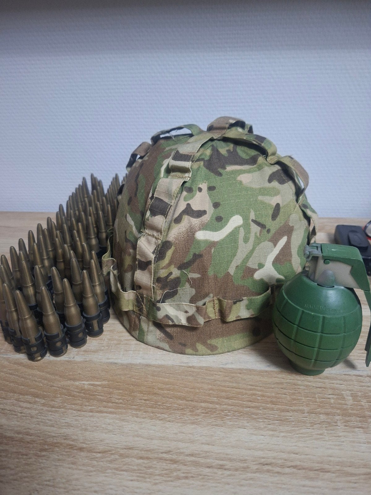 Helm, kogel ketting en handgranaat set, Ophalen of Verzenden, Landmacht, Overige gebieden, Helm of Baret