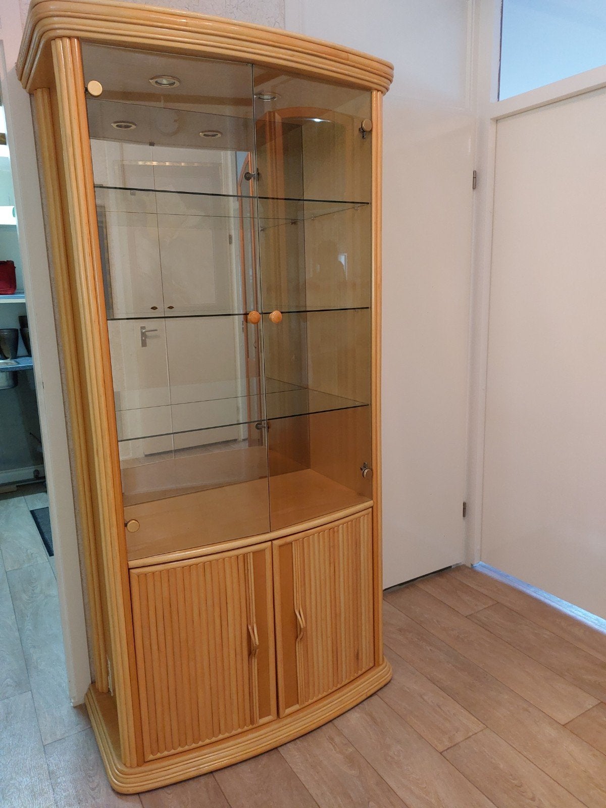 Rotan vitrinekast met spiegelwand en glazen planken, Huis en Inrichting, Kasten | Vitrinekasten, Ophalen, 50 tot 100 cm, 25 tot 50 cm