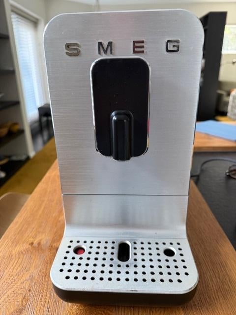 SMEG volautomatische espressomachine, Witgoed en Apparatuur, Koffiezetapparaten, Ophalen, Afneembaar waterreservoir, Gebruikt