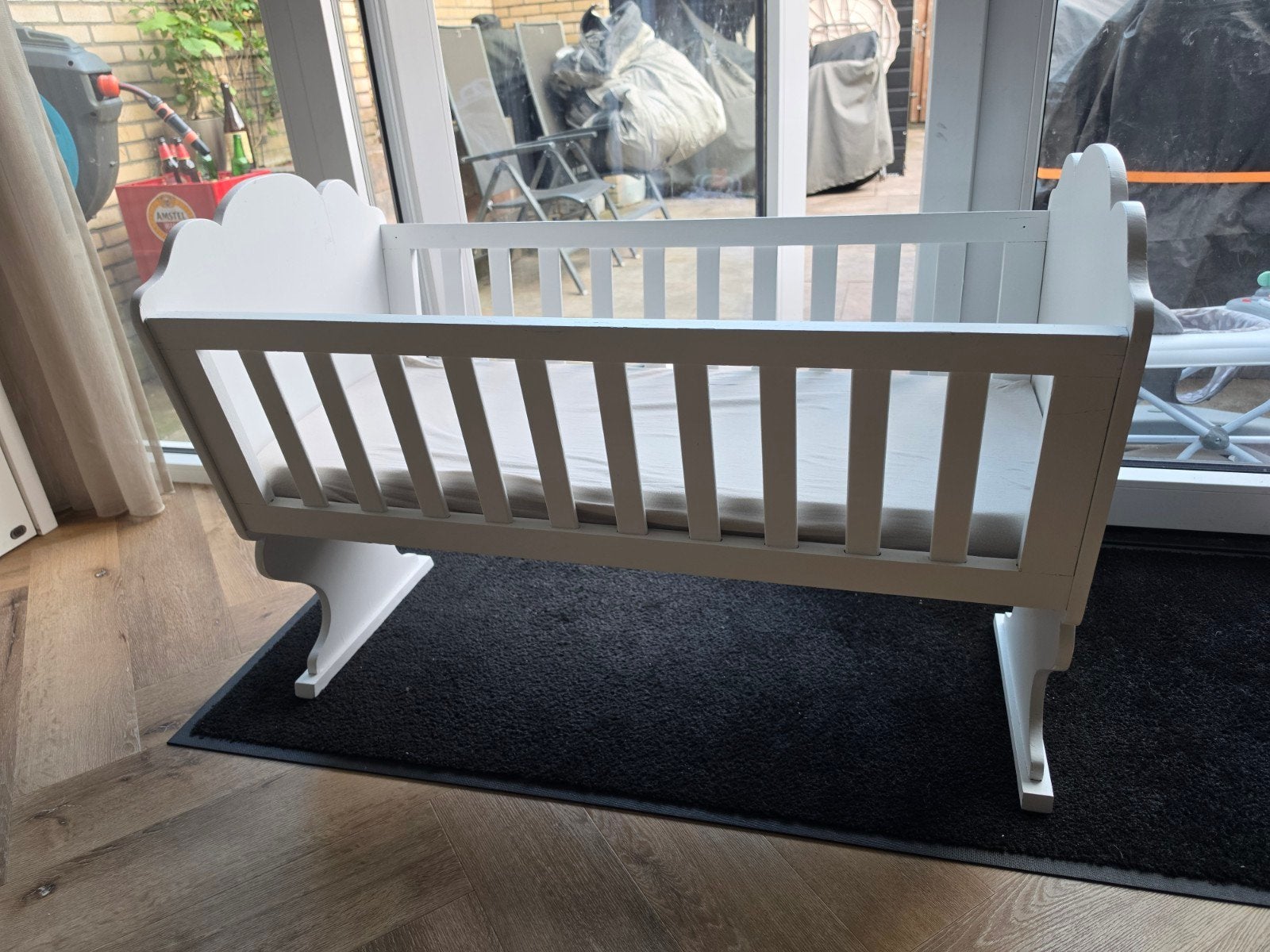 Witte vintage Wieg/ledikant met Hartjesdetail, Kinderen en Baby's, Babywiegjes en Ledikanten, Ophalen, Gebruikt, Ledikant