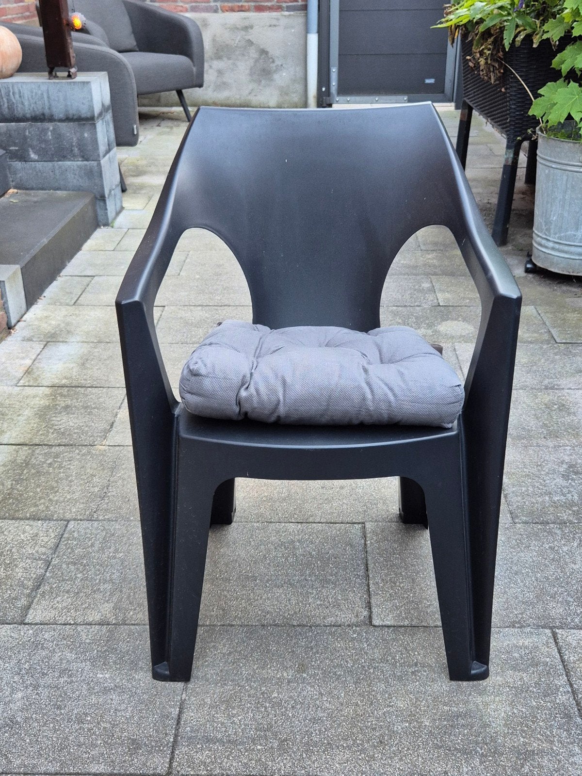 5 zwarte kunststof tuinstoelen stapelbaar met kussen, Ophalen, Zo goed als nieuw, Kunststof, Stapelbaar