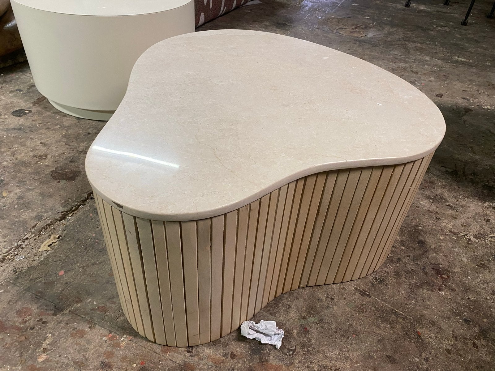 Organische bijzettafel beige marmer en mangohout
