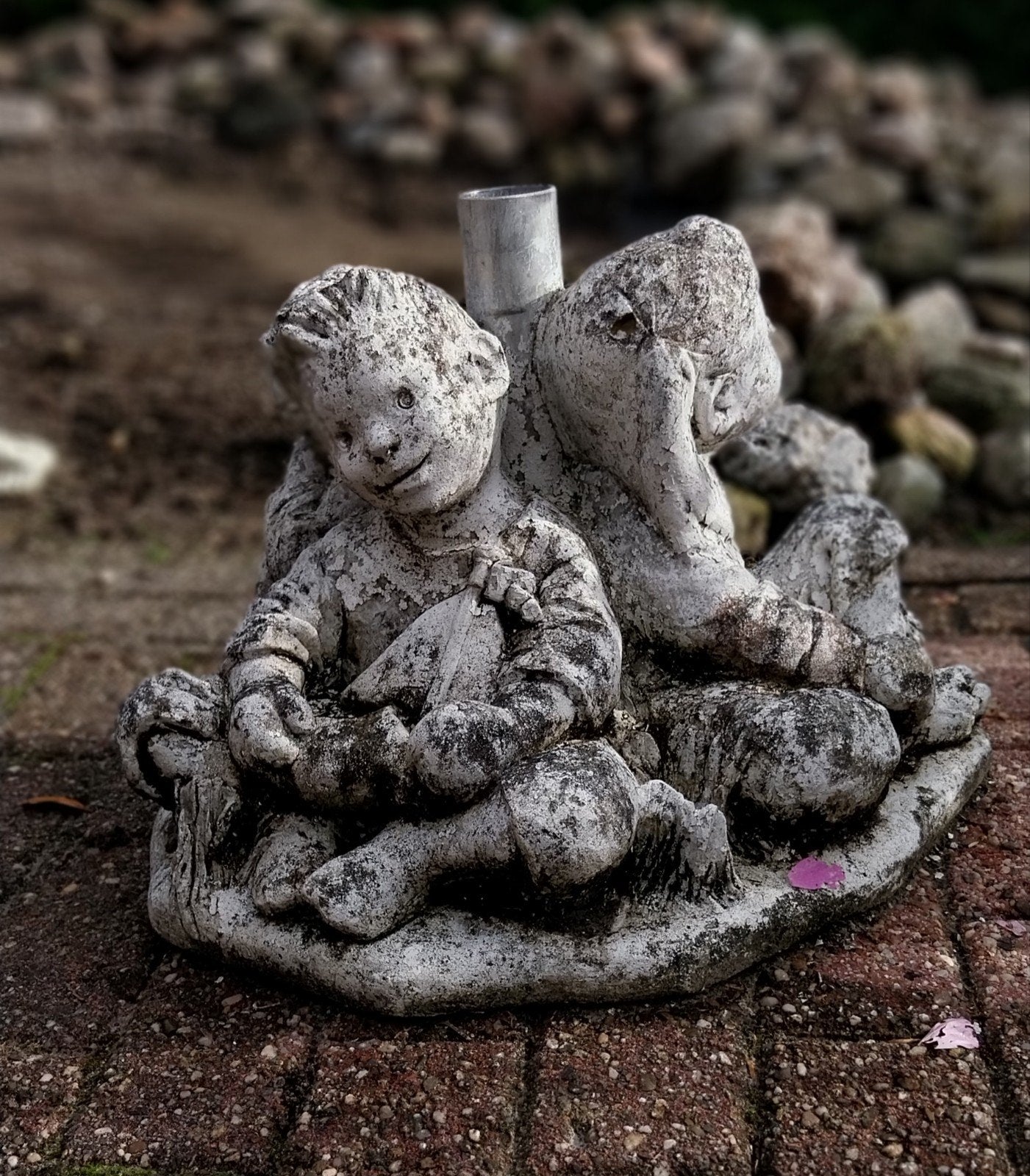 Vintage betonnen parasolvoet met kinderfiguren, Ophalen, Gebruikt