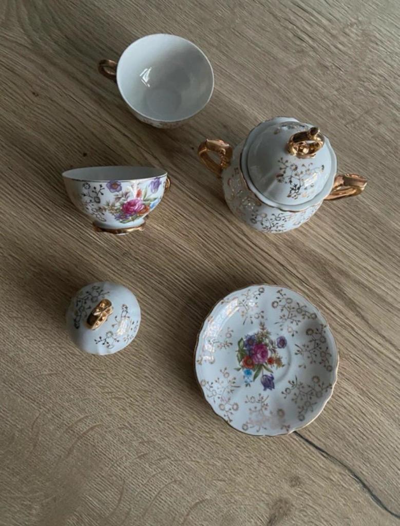 Vintage mini serviesje met bloemen & goudaccenten, Antiek en Kunst, Antiek | Servies compleet, Ophalen of Verzenden
