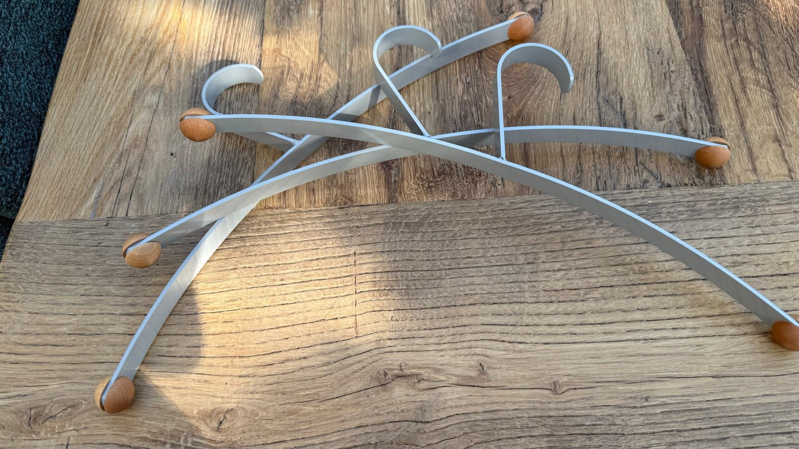 20x Moderne metalen kledinghangers met houten bol, Gebruikt, Ophalen of Verzenden, Grijs, Metaal
