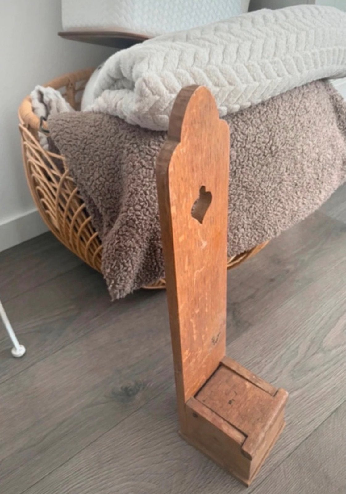 Vintage houten lucifershouder met hartjesuitsparing, Antiek en Kunst, Ophalen of Verzenden