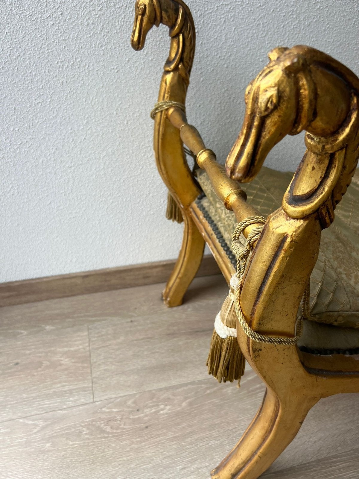 Antieke gouden bank met paardenhoofden, Antiek en Kunst, Ophalen