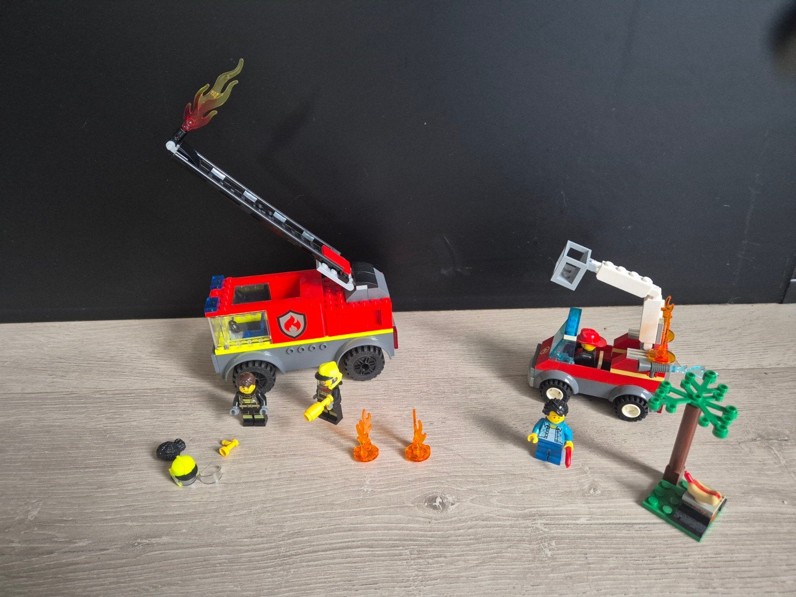 Lego brandweerauto + bbq brandblussen, City, Lego, Ophalen of Verzenden, Zo goed als nieuw
