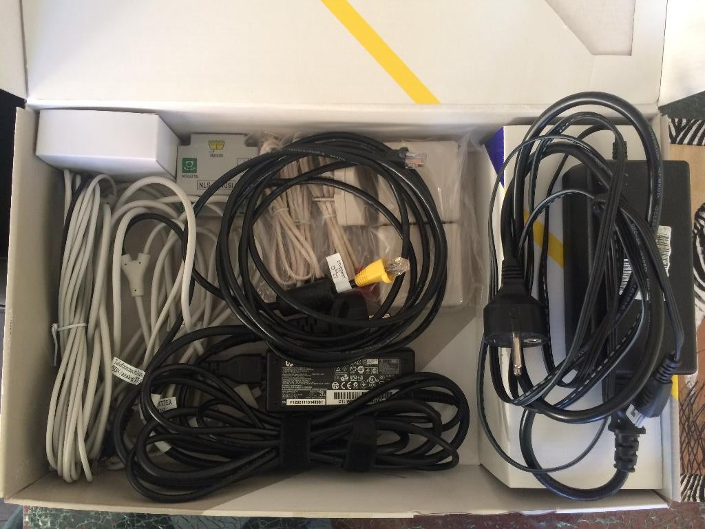 Complete doos met kabels ISDN/PSTN etc voor de FRITZ!Box., Computers en Software, Netwerk switches, Ophalen of Verzenden, Zo goed als nieuw