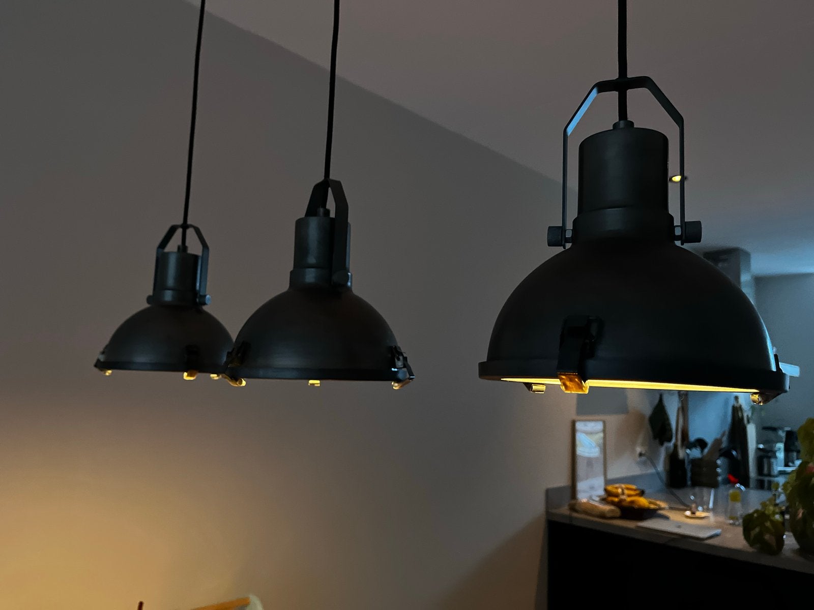 Foto 8 van Industriële hanglamp 3 kappen - Magnus zwart metaal