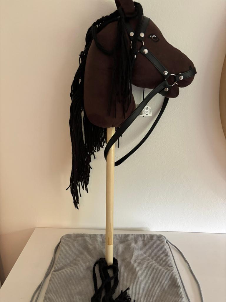 HOBBYHORSE BY ASTRUP ( stokpaardje ) MET RUGZAKJE, Kinderen en Baby's, Speelgoed | Hobbelfiguren, Ophalen of Verzenden, Zo goed als nieuw