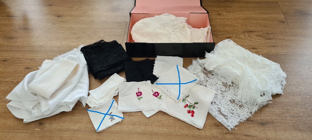 Doos met wit satijn, wit en zwart kant, antieke zakdoekjes, Meerkleurig, Ophalen of Verzenden, Zo goed als nieuw, 30 tot 120 cm