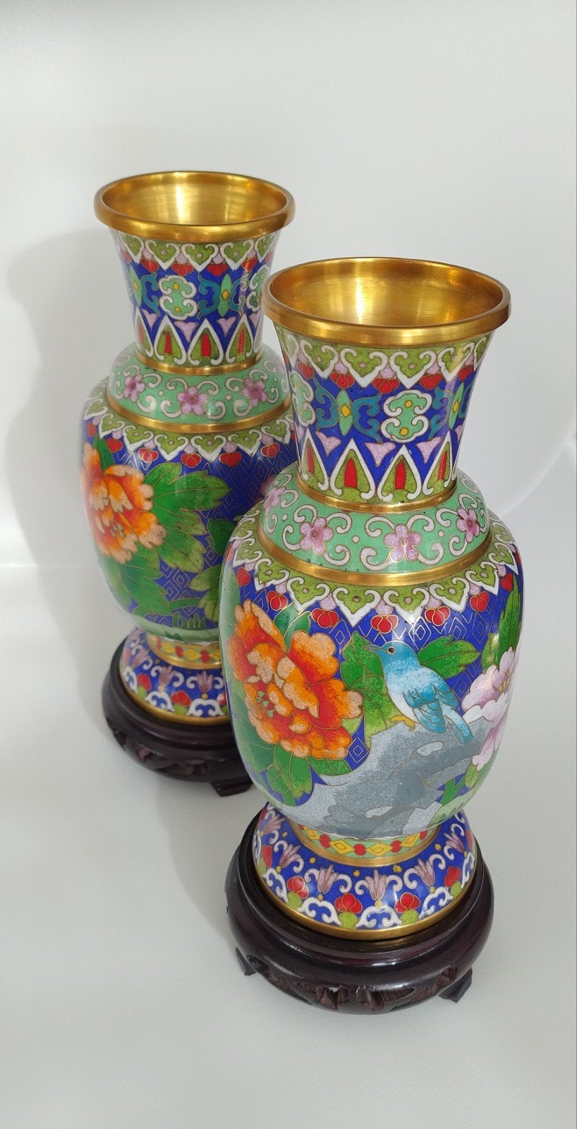 Prachtig paar Chinese cloisonné vazen met houten voet, Ophalen of Verzenden