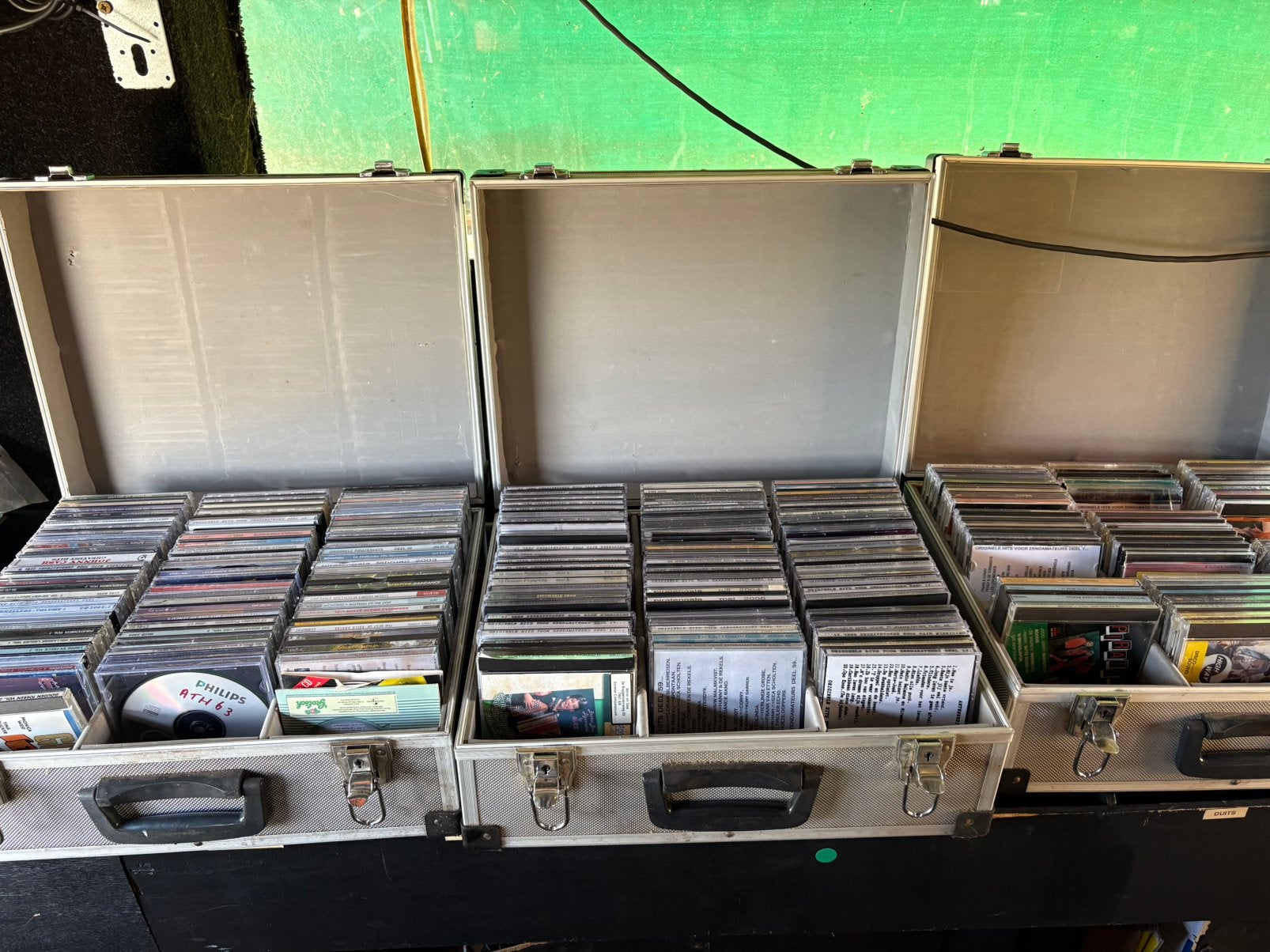 3 koffers met piraten hits en nederlands, Cd's en Dvd's, Ophalen, Gebruikt, Levenslied of Smartlap