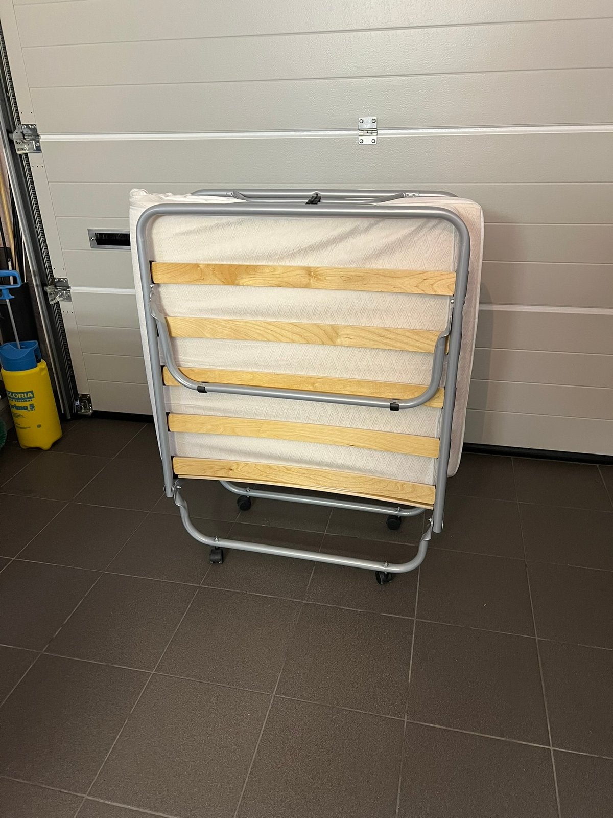 Opvouwbaar logeerbed inclusief matras., Huis en Inrichting, Slaapkamer | Bedden, Ophalen, Eenpersoons, 190 cm of minder, Zo goed als nieuw