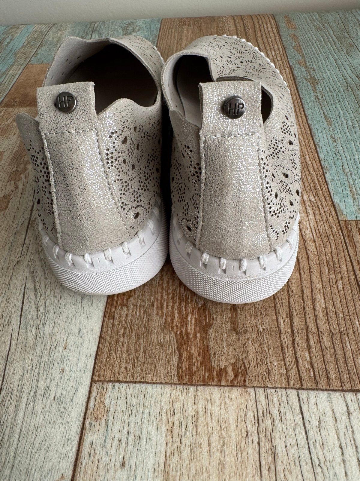 Hush Puppies  zilver  Tulip Model - Maat 38, Kleding | Dames, Overige kleuren, Instappers, Ophalen of Verzenden, Zo goed als nieuw