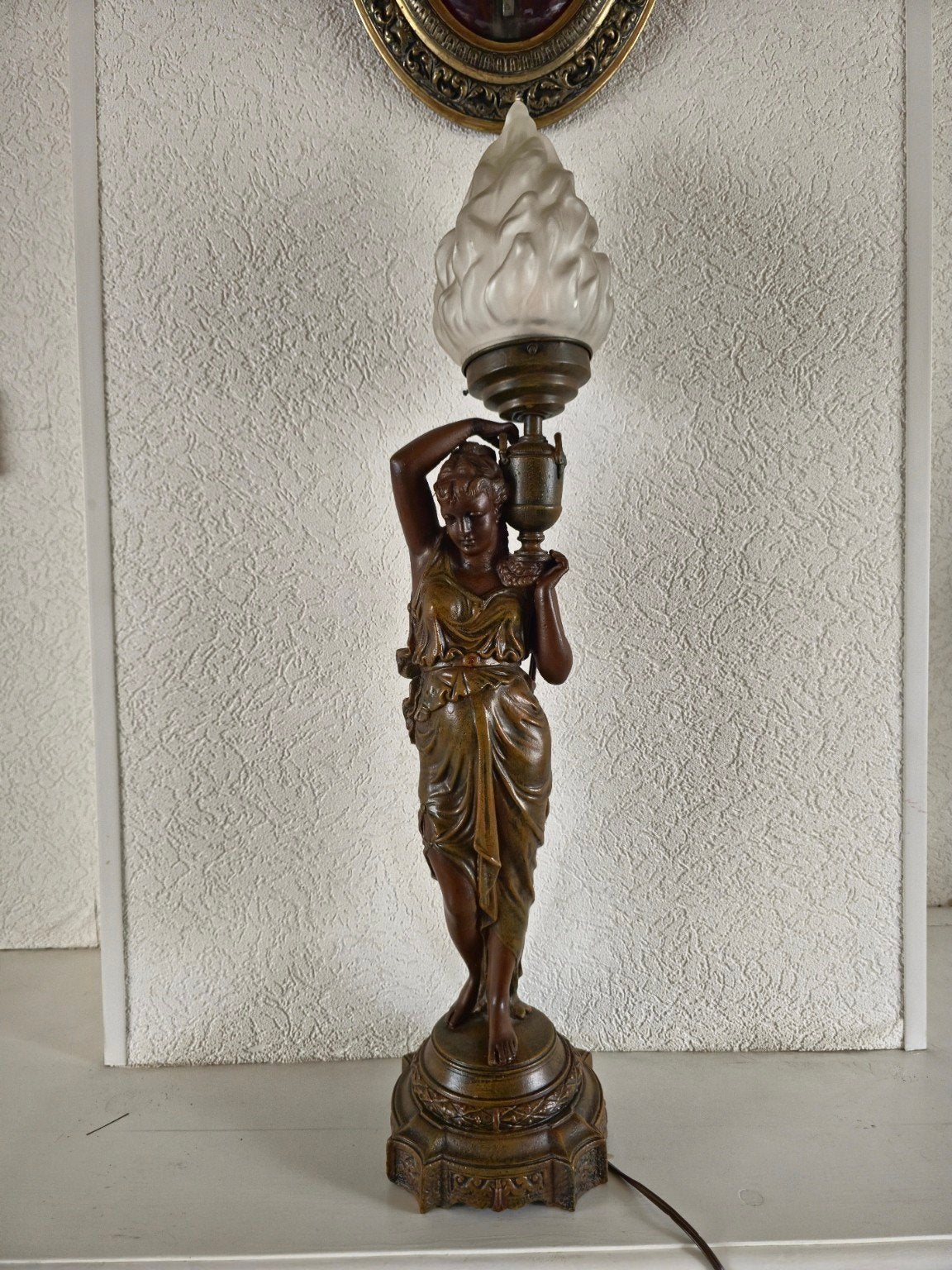 Antieke tafellamp vrouwenfiguur met vlamglas – 75 cm, Antiek en Kunst, Ophalen