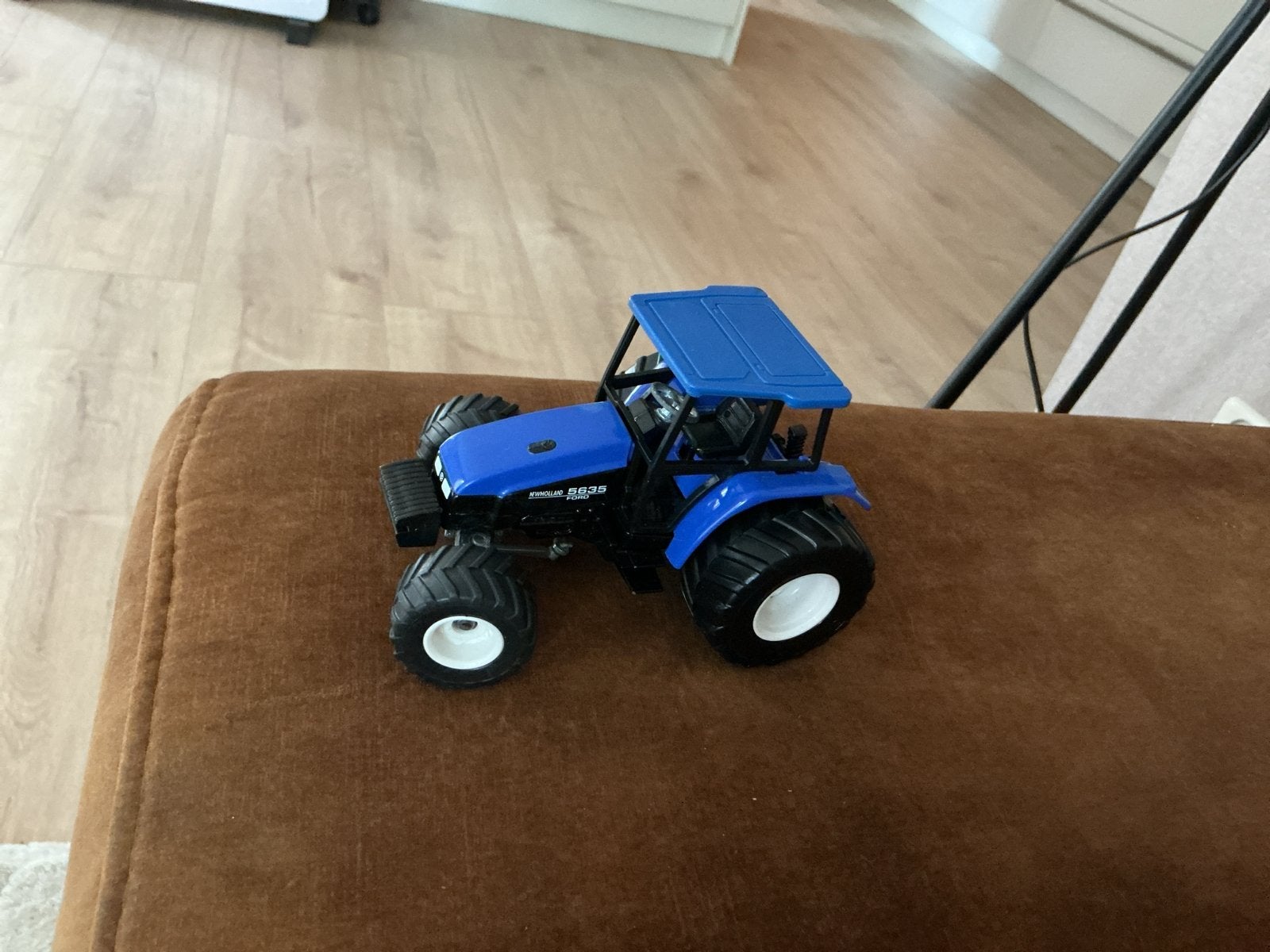 Blauwe speelgoedtractor - New Holland 8030, Ophalen, Gebruikt
