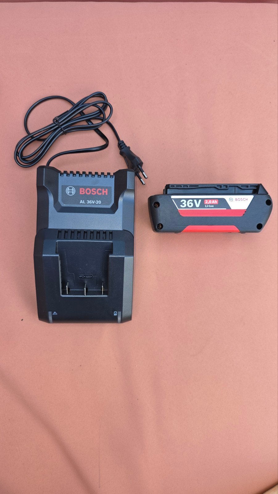 Bosch 36V 2,0 Ah accu + lader (nieuw), Ophalen, Nieuw