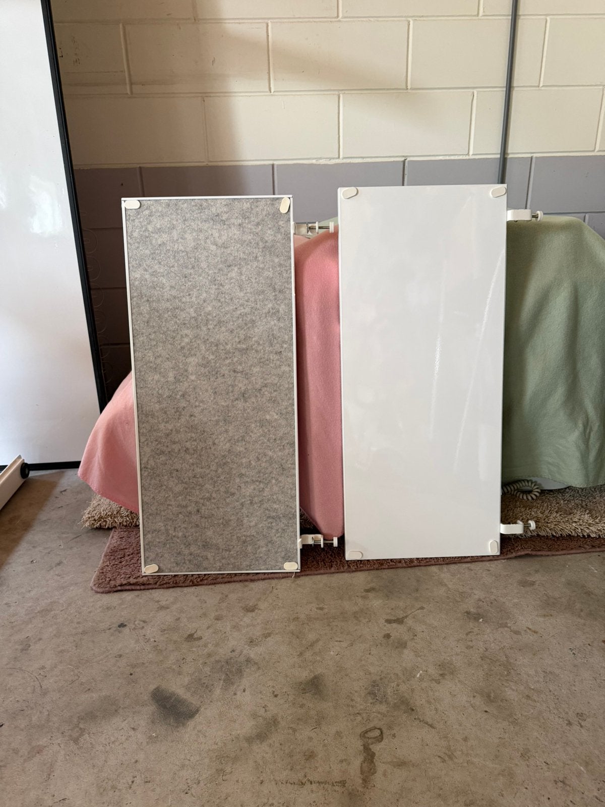 Twee IKEA schermen voor aan bureau, Ophalen