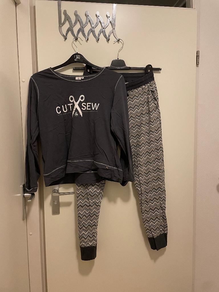 Rebelle Pyjama maat 44 grijs Cut & Sew, Kleding | Dames, Pyjama's, Rebelle, Ophalen of Verzenden, Zo goed als nieuw, Maat 42/44 (L)